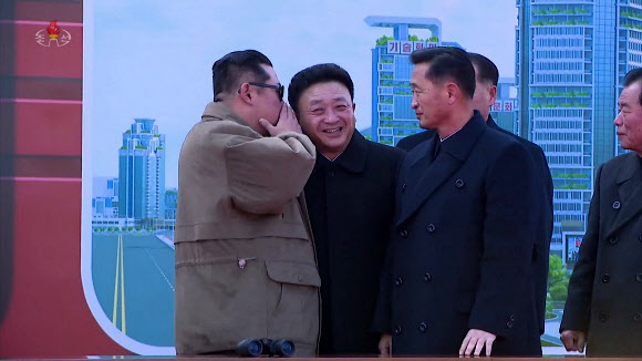 평양 화성지구 1만세대 주택건설 착공식…김정은 연설