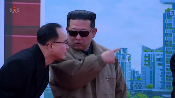 평양 화성지구 1만세대 주택건설 착공식…김정은 연설