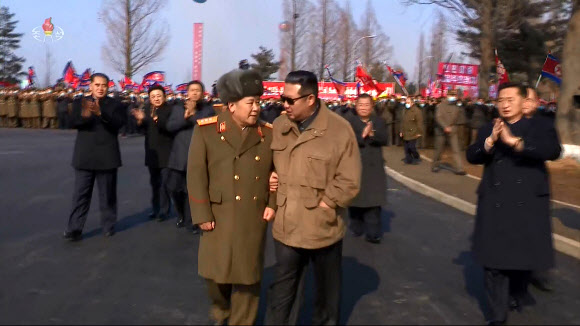 평양에 1만세대 주택건설 착공식…김정은 참석