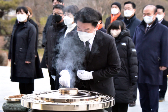 안철수(맨 앞) 국민의당 대선후보가 13일 중앙선거관리위원회 후보 등록에 앞서 서울 동작구 국립서울현충원을 참배하며 현충탑에 분향하고 있다. 오장환 기자