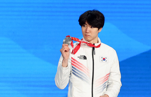 베이징동계올림픽 스피드스케이팅 남자 500m에서 은메달을 딴 차민규가 지난 12일 메달 수여식에서 은메달을 들어 보이고 있다. 베이징 연합뉴스