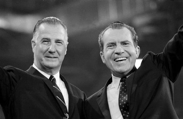 공화당 전당대회를 통해 대선 후보로 선출된 리처드 닉슨(오른쪽)과 부통령 후보로 지명된 스피로 애그뉴 매릴랜드 주지사. AP 포토