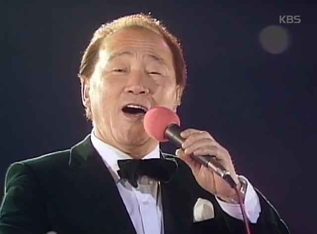 가수 김정구가 1983년 KBS ‘가요대상’에서 대표곡 ‘눈물젖은 두만강’을 부르는 모습. KBS 케이팝 클래식 유튜브 캡처