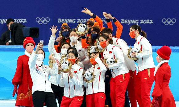 쇼트트랙 여자 3000m 계주에서 은메달을 딴 한국 대표팀이 13일 베이징 수도체육관에서 열린 간이 시상식에서 마스코트 ‘빙둔둔’ 인형을 들고 금메달 네덜란드 대표팀, 동메달 중국 대표팀과 함께 기념사진을 찍고 있다. 베이징 연합뉴스