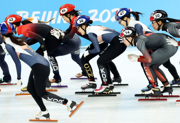 터치하는 서휘민-이유빈