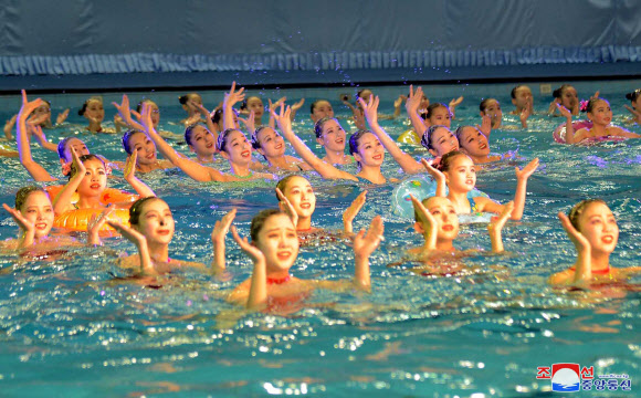 북한이 오는 16일 김정일 생일(광명성절) 80주년을 앞두고 수중체조무용 모범출연을 진행했다고 조선중앙통신이 14일 보도했다. 2022.2.14  평양 조선중앙통신·연합뉴스