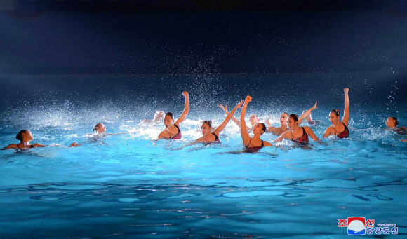 북한이 오는 16일 김정일 생일(광명성절) 80주년을 앞두고 수중체조무용 모범출연을 진행했다고 조선중앙통신이 14일 보도했다. 2022.2.14  평양 조선중앙통신·연합뉴스