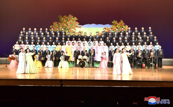 북한이 오는 16일 김정일 생일(광명성절) 80주년을 앞두고 개막한 제1차 광명성절 경축 인민예술축전 2일공연이 진행되었다고 조선중앙통신이 14일 보도했다. 2022.2.14  평양 조선중앙통신·연합뉴스