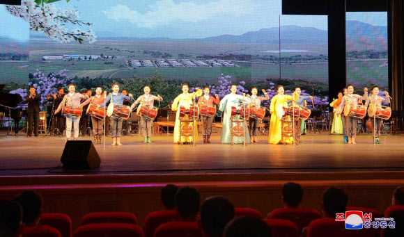 북한이 오는 16일 김정일 생일(광명성절) 80주년을 앞두고 개막한 제1차 광명성절 경축 인민예술축전 2일공연이 진행되었다고 조선중앙통신이 14일 보도했다. 2022.2.14  평양 조선중앙통신·연합뉴스