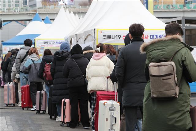 14일 서울 중구 서울역광장에 마련된 코로나19 임시선별검사소에서 시민들이 신속항원검사를 받기 위해 줄을 서고 있다. 2022.2.14 뉴스1