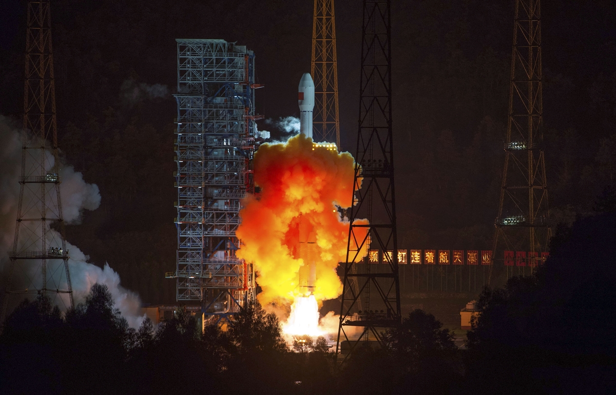달 탐사선 싣고 발사되는 중국의 창정-3C 로켓