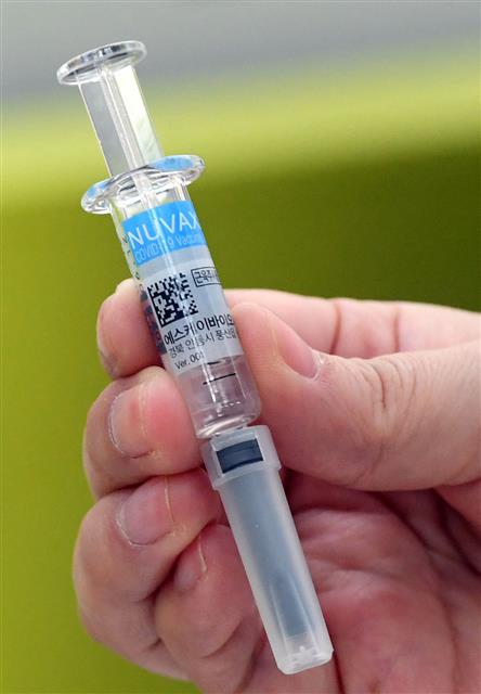 정부가 14일부터 미국 노바백스사의 코로나19 백신 ‘뉴백소비드프리필드시린지’ 접종을 시작한다. 만 18세 이상 성인 가운데 미접종자와 고위험군을 대상으로 1~2차 접종에 활용할 예정이다. 14일 서울 양천구 보건소에서 의료진이 노바백스 백신 접종을 준비하고 있다. 2022.2.14 뉴스1