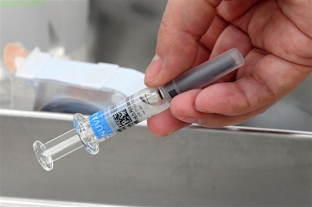 정부가 14일부터 미국 노바백스사의 코로나19 백신 ‘뉴백소비드프리필드시린지’ 접종을 시작한다. 만 18세 이상 성인 가운데 미접종자와 고위험군을 대상으로 1~2차 접종에 활용할 예정이다. 14일 서울 양천구 보건소에서 의료진이 노바백스 백신 접종을 준비하고 있다. 2022.2.14 뉴스1