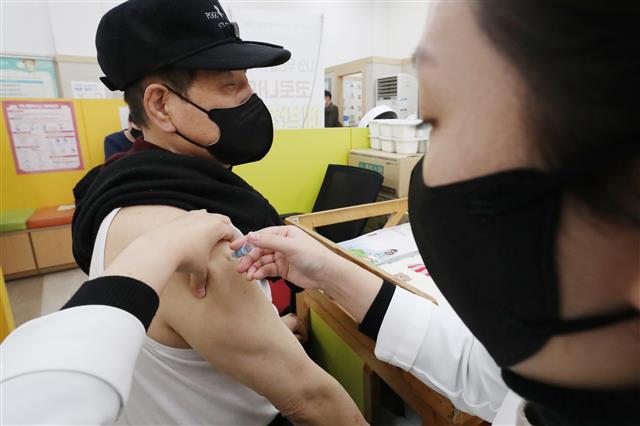 정부가 14일부터 미국 노바백스사의 코로나19 백신 ‘뉴백소비드프리필드시린지’ 접종을 시작한다. 만 18세 이상 성인 가운데 미접종자와 고위험군을 대상으로 1~2차 접종에 활용할 예정이다. 14일 서울 양천구 보건소에서 당뇨 등 기저질환을 가진 한 어르신이 노바백스 백신을 접종하고 있다. 2022.2.14 뉴스1