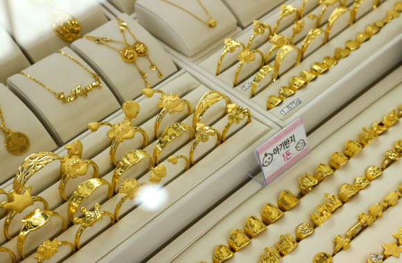 금값 상승, 미 긴축 조짐-인플레 맞물려 안전자산 부상