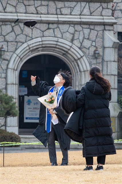 나홀로 던져보는 학사모