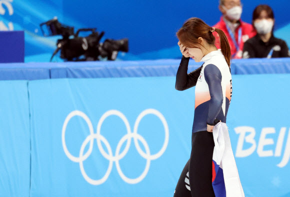 최민정이 여자 1000m 개인전이 끝나고 울고 있다. 베이징 연합뉴스