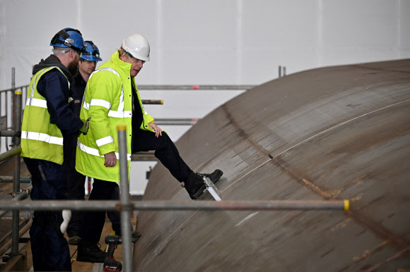 보리스 존슨(오른쪽) 영국 총리가 14일(현지시간) 스코틀랜드 로사이스 조선소를 방문해 HMS 벤튜어러호의 선체를 점검하고 있다. 로사이스 로이터 연합뉴스
