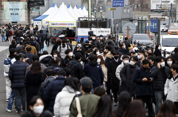 끊이지 않는 코로나19 검사 행렬