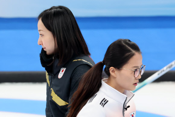 한국 스킵 김은정과 일본 스킵 후지사와 사쓰키가 14일 오후 중국 베이징 국립 아쿠아틱 센터에서 열린 2022 베이징 동계올림픽 여자 컬링 리그 6차전 한국과 일본의 경기에 임하고 있다. 2022.2.14 연합뉴스