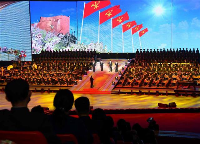 광명성절 80주년 경축 공연하는 북한 남성 중창단