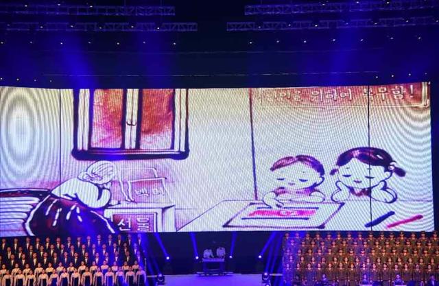 광명성절 경축 ‘샌드아트’ 진행…“김정일 국방위원장 역사 묘사”