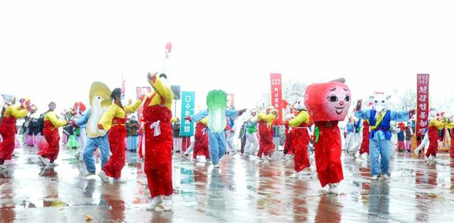 ‘광명성절 경축’ 북한 농업근로자들, 농악무도회 개최