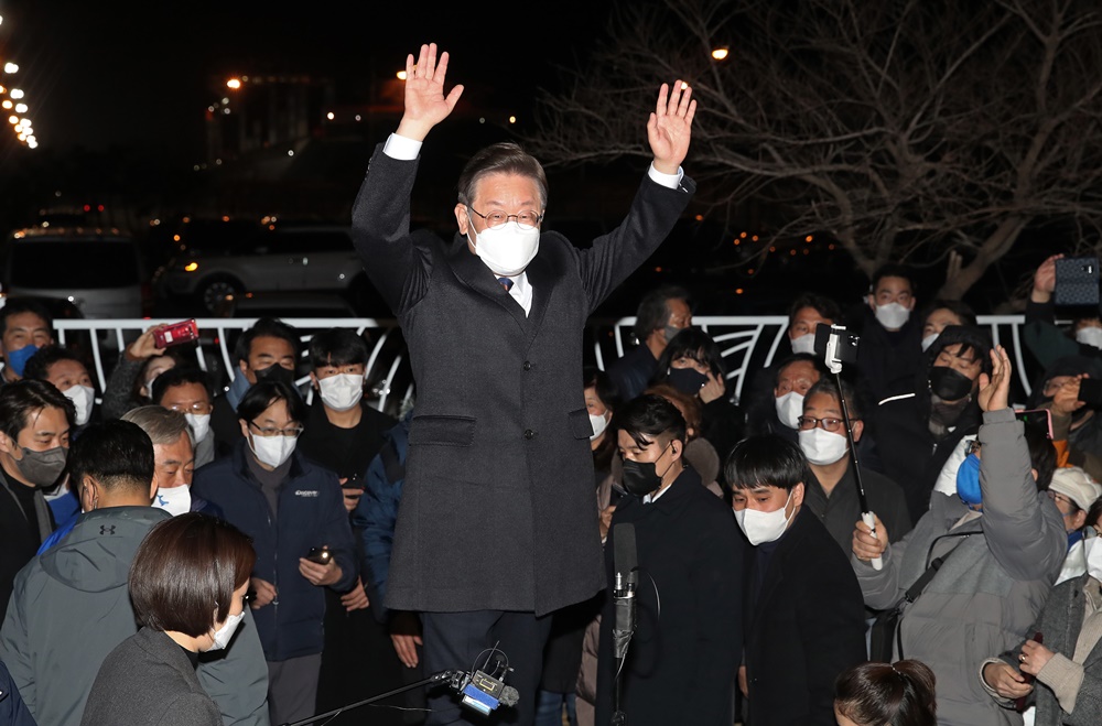 이재명 더불어민주당 대선 후보가 제20대 대통령 선거 공식 선거운동이 시작된 15일 자정 부산 영도구 부산항 해상교통관제센터(VTS)를 방문해 둘러본 후 지지자들에게 인사하고 있다.  2022. 2. 15 정연호 기자