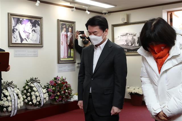 안철수 국민의당 대선후보가 제20대 대통령 선거 공식 선거운동이 시작된 15일 오전 경북 구미시 박정희 전 대통령 생가를 찾아 영정에 참배하고 있다. 2022.2.15 뉴스1