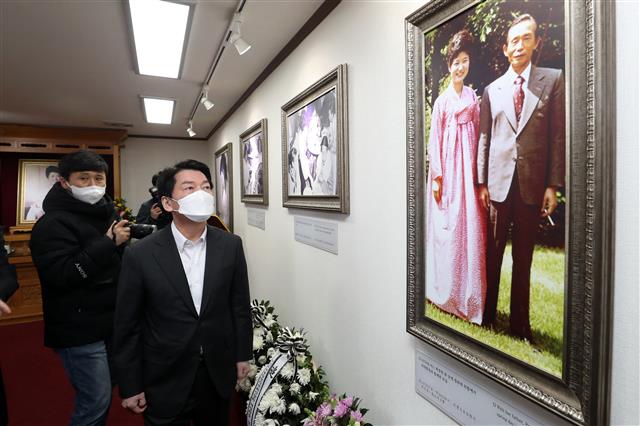 안철수 국민의당 대선후보가 제20대 대통령 선거 공식 선거운동이 시작된 15일 오전 경북 구미시 박정희 전 대통령 생가를 찾아 사진을 둘러보고 있다. 2022.2.15 뉴스1