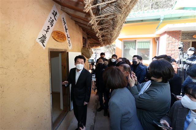 안철수 국민의당 대선후보가 제20대 대통령 선거 공식 선거운동이 시작된 15일 오전 경북 구미시 박정희 전 대통령 생가를 둘러보고 있다. 2022.2.15 뉴스1