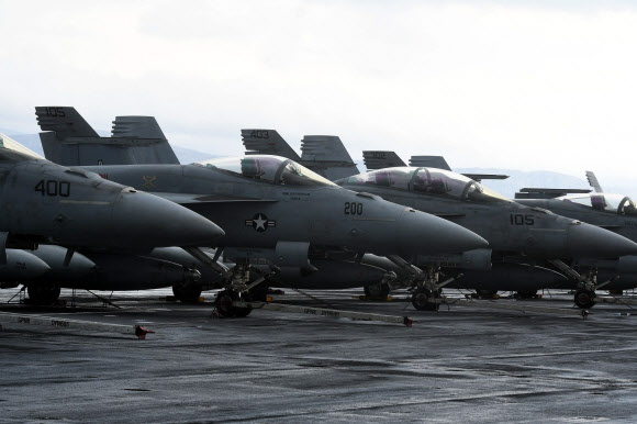 러시아의 우크라이나 침공 우려가 커지는 가운데 14일(현지시간) 크로아티아 항구도시 스플리트에 정박한 미국 핵 추진 항공모함 해리 S. 트루먼호 갑판에 전투기들이 배치돼 있다. AFP 연합뉴스