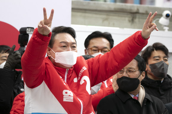 국민의힘 윤석열 대선 후보가 15일 오후 대전 중구 으능정이 문화의거리 유세에서 지지자들에게 인사하고 있다. 2022.2.15 공동취재 