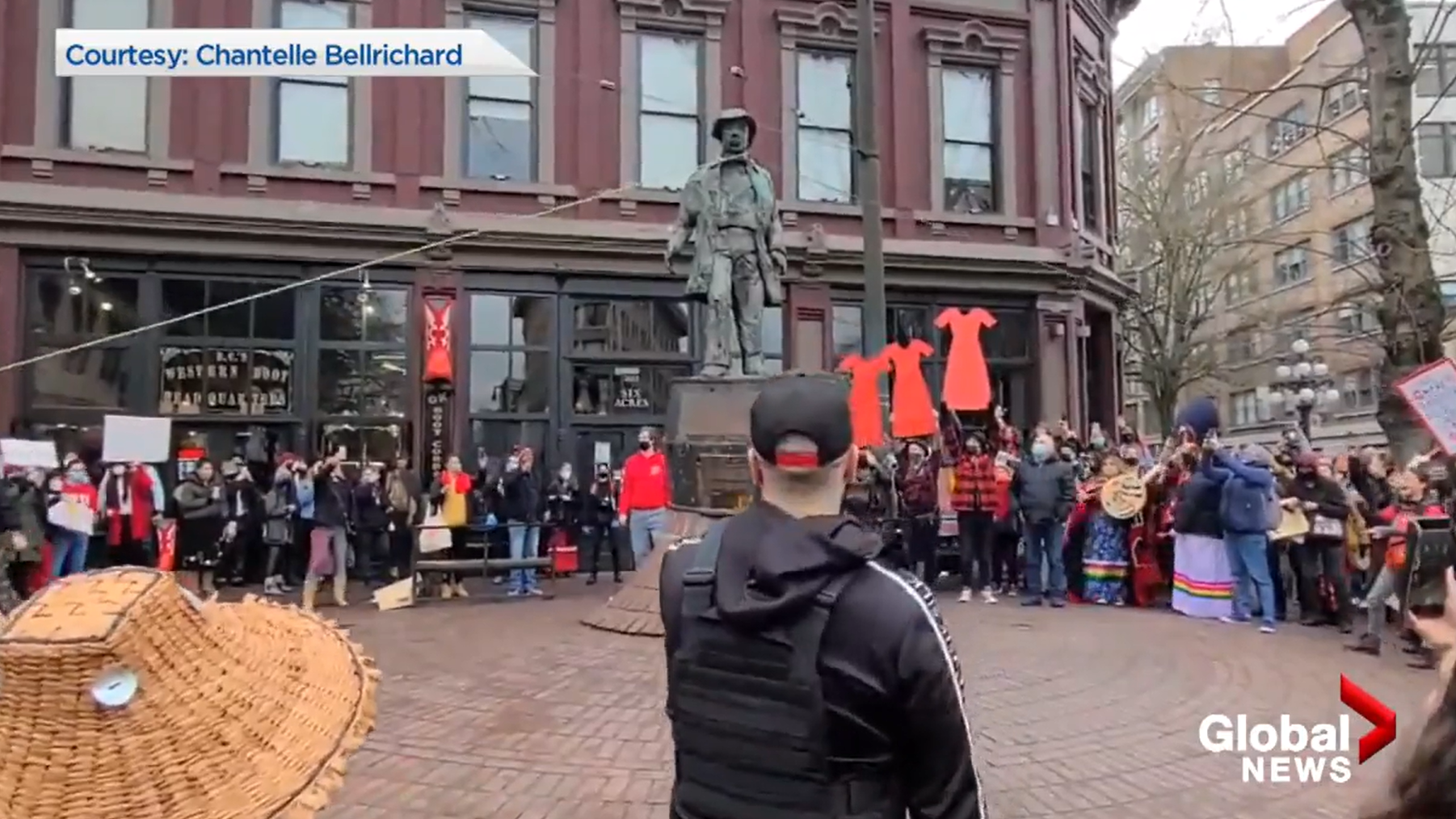 14일(현지시간) 캐나다 밴쿠버 개스타운 메이플트리 광장에 있는 ‘개시 잭’ 동상이 ‘여성 추모 행진’ 참가자들에 의해 목 부분에 밧줄이 감긴 채 강제로 철거되고 있다. 글로벌뉴스 홈페이지 캡처