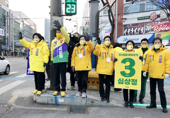 정의당 심상정 대선 후보가 제20대 대통령 선거 공식 선거운동이 시작된 15일 아침 전북 익산시 전자랜드 사거리에서 출근길 인사를 하고 있다. 연합뉴스