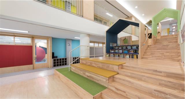 교육부가 2025년까지 추진하는 스마트 미래학교의 공간활용 본보기로 꼽히는 서울하늘숲초등학교의 모습. 1~2층, 3~4층을 터서 조성한 솔빛길은 여러 학생이 모여서 쉬고 노는 광장 같은 공간이다.