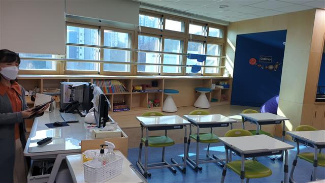 교육부가 2025년까지 추진하는 스마트 미래학교의 공간활용 본보기로 꼽히는 서울하늘숲초등학교의 모습. 교실 창가에 삼각형 공간을 둬 무대나 쉼터로 활용하는 5·6학년 이형교실 내부.