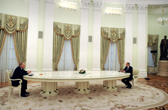 블라디미르 푸틴(왼쪽) 러시아 대통령과 올라프 숄츠(오른쪽) 독일 총리가 15일(현지시간) 모스크바 크렘린에서 정상회담을 하고 있다. 우크라이나 사태 해법 등을 논의한 이날 회담은 3시간 가량 이어졌다. 모스크바 AP 연합뉴스