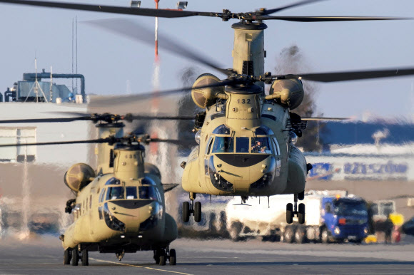 ‘우크라 사태’ 속 폴란드 공항 착륙하는 미군 수송 헬기