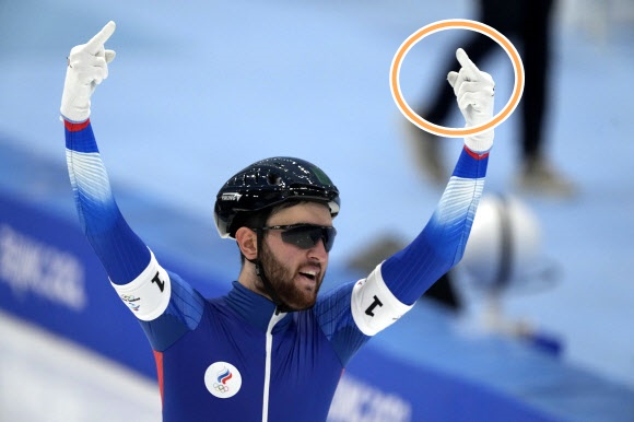 다닐 알도쉬킨(러시아올림픽위원회)이 지난 15일 스피드스케이팅 남자 팀추월 준결승에서 승리한 뒤 중지를 들어 세리머니 하고 있다. AP연합뉴스