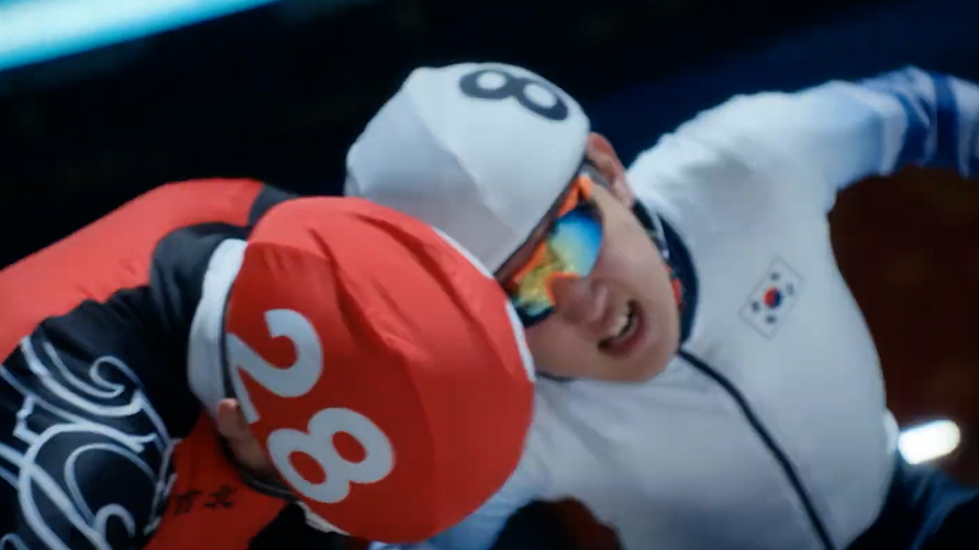 중국 쇼트트랙 영화 ‘날아라, 빙판 위의 빛’ 캡처. 영화에서 한국 선수들은 반칙을 일삼는 모습으로 그려진다.