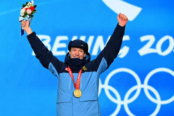 금메달리스트 스웨덴의 닐스 판 데 폴이 12일 중국 베이징 메달광장에서 열린 스피드스케이팅 남자 10000m 메달 시상식에서 시상대에 올라 포즈를 취하고 있다. AFP 연합뉴스 2022-02-12