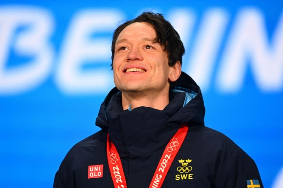 남자 스피드스케이팅 10000m에서 금메달을 딴 스웨덴 닐 판 데 폴이 12일 베이징 메달 플라자에서 열린 시상식에서 포즈를 취하고 있다. AFP 연합뉴스 2022-02-12