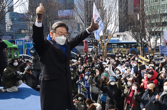 강남역서 지지자들에 엄지척 