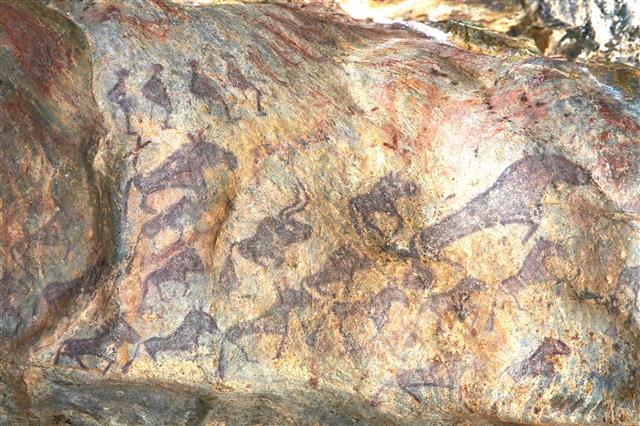 2005년 중국 신장위구르자치구 알타이 돈데르브라크 동굴에서 발견된 암각화. 발에 스키를 신은 사람들(왼쪽 상단)이 동물 무리를 지켜보고 있다. 로이터 연합뉴스