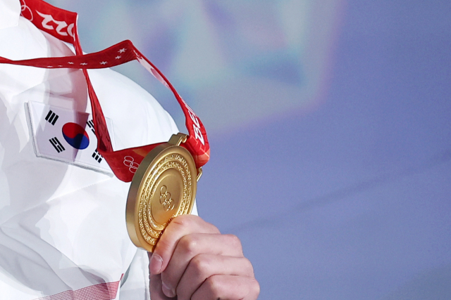 2022 베이징 동계올림픽 쇼트트랙 남자 1500m에서 금메달을 획득한 한국 쇼트트랙 대표팀 황대헌이 10일 오후 중국 베이징 메달 플라자에서 열린 메달 수여식에서 금메달을 들어보이고 있다. 연합뉴스