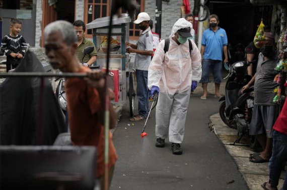 지난 5일 인도네시아 자카르타에서 적십자 직원이 코로나19 방역용 약제를 뿌리고 있다. AP연합뉴스