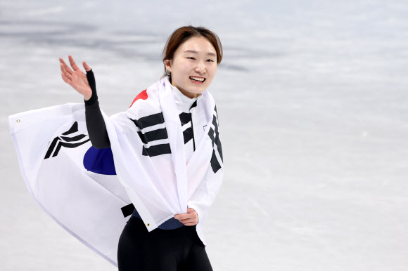 한국 쇼트트랙 여자 대표팀의 ‘간판’ 최민정(성남시청)이 16일 2022 베이징 동계올림픽 여자 1500ｍ 금메달을 따내면서 이 종목 2연패에 성공했다. 연합뉴스