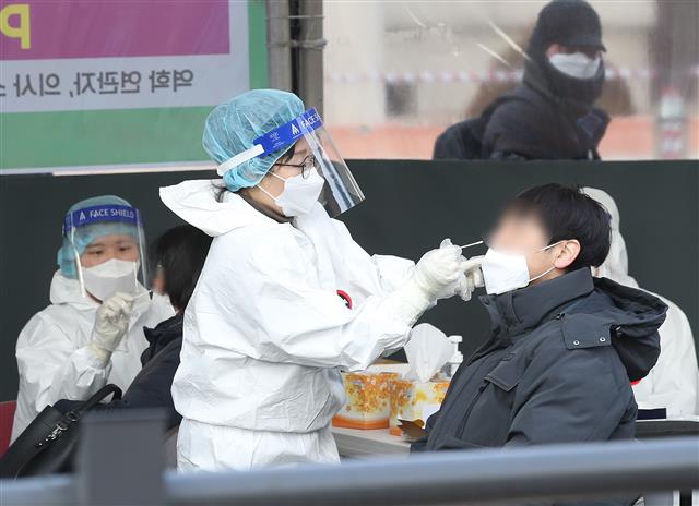 17일 오전 서울 중구 서울역광장에 마련된 코로나19 임시선별진료소에서 시민들이 신속항원검사를 받고 있다. 2022.2.17 뉴스1