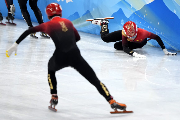16일 중국 베이징 캐피털 실내경기장에서 열린 쇼트트랙 남자 5000m 결승에서 중국의 쑨룽이 넘어지고 있다. 2022-02-16 베이징 AP 연합뉴스